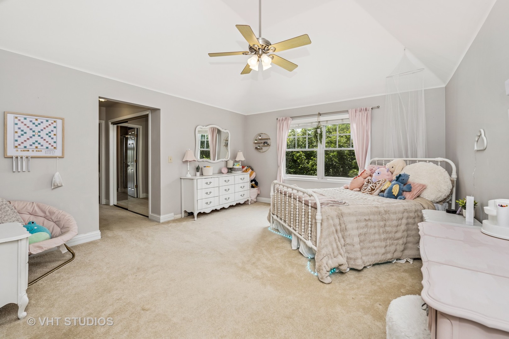5609 Farmbrook Lane Crystal Lake, IL 60014 - Photo 21 of 35 a living room with furniture and white walls