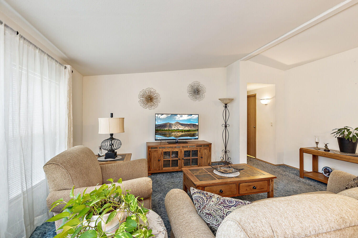 3084 Fish Hatchery Road Grants Pass, OR 97527 - Photo 21 of 44 3084 living room