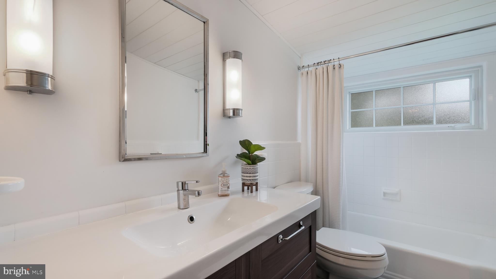 1049 George Road Jenkintown, PA 19046 - Photo 47 of 67 2nd Floor Hall Bath