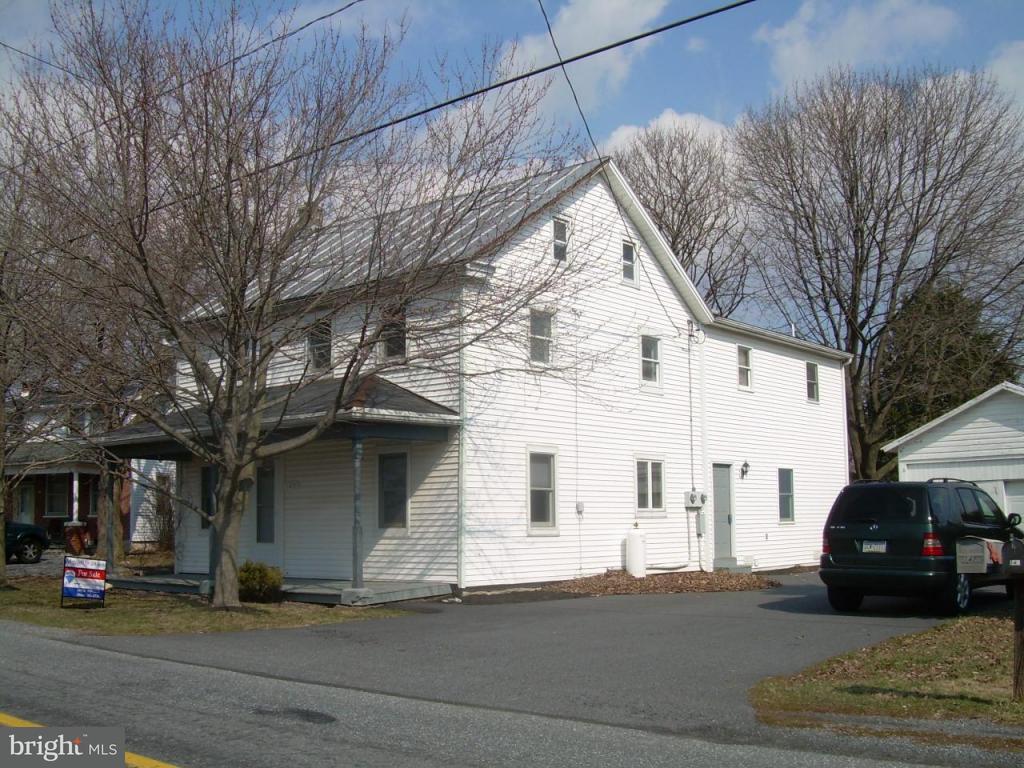 147 Chestnut Street Lititz, PA 17543 - Photo 2 of 13 a view of a car park in front of house