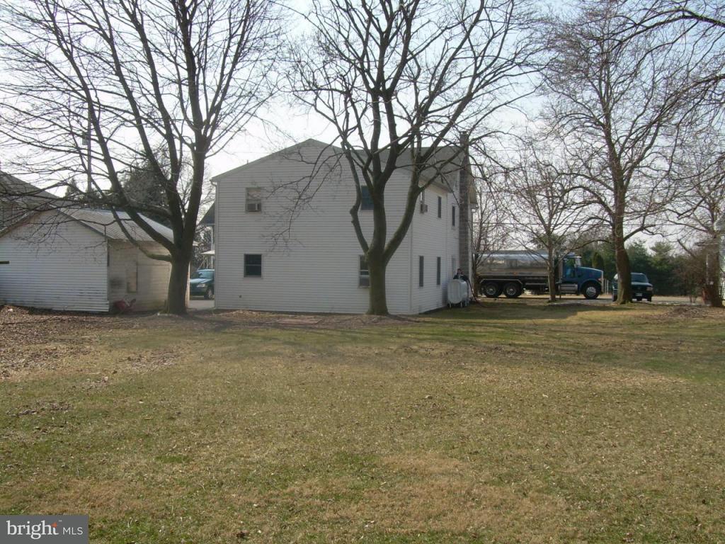 147 Chestnut Street Lititz, PA 17543 - Photo 4 of 13 a view of yard with large trees
