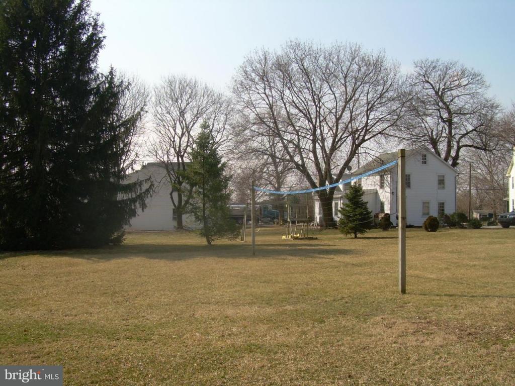 147 Chestnut Street Lititz, PA 17543 - Photo 5 of 13 a view of a yard with a house