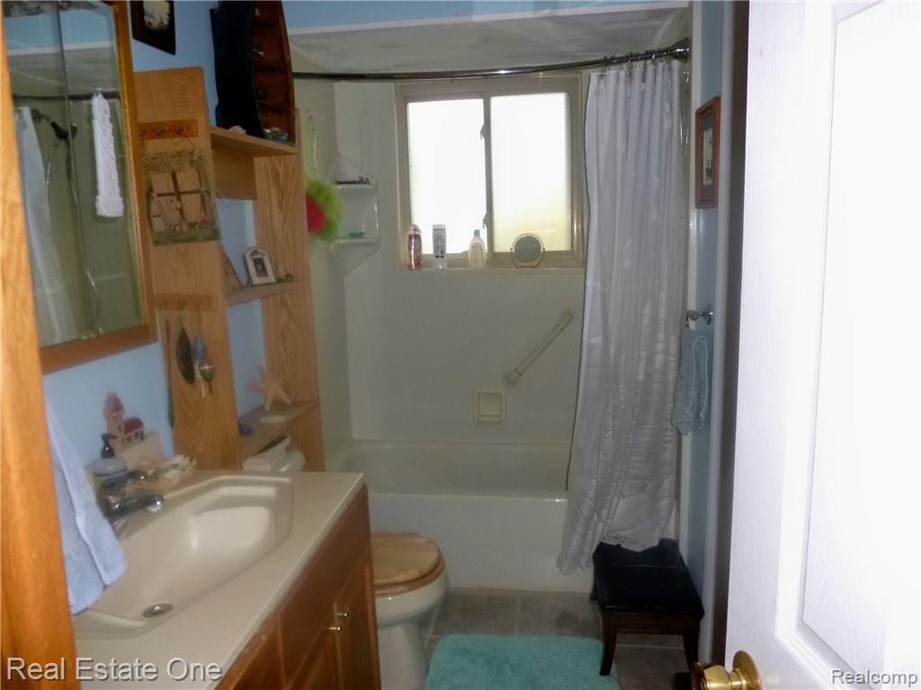 4345 Old Mill Road Pinckney, MI 48169 - Photo 21 of 39 Bathroom-entry from Master Bedroom or main hallway