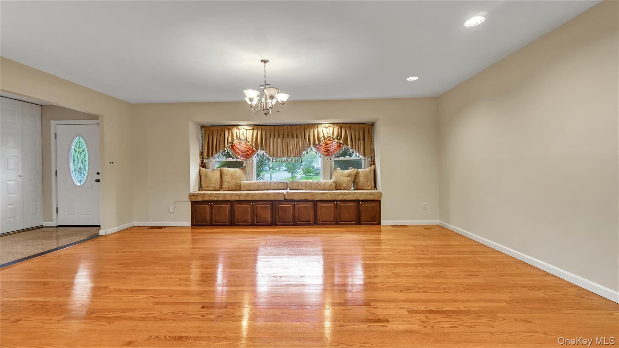 47 Carriage Road Roslyn, NY 11576 - Photo 7 of 31