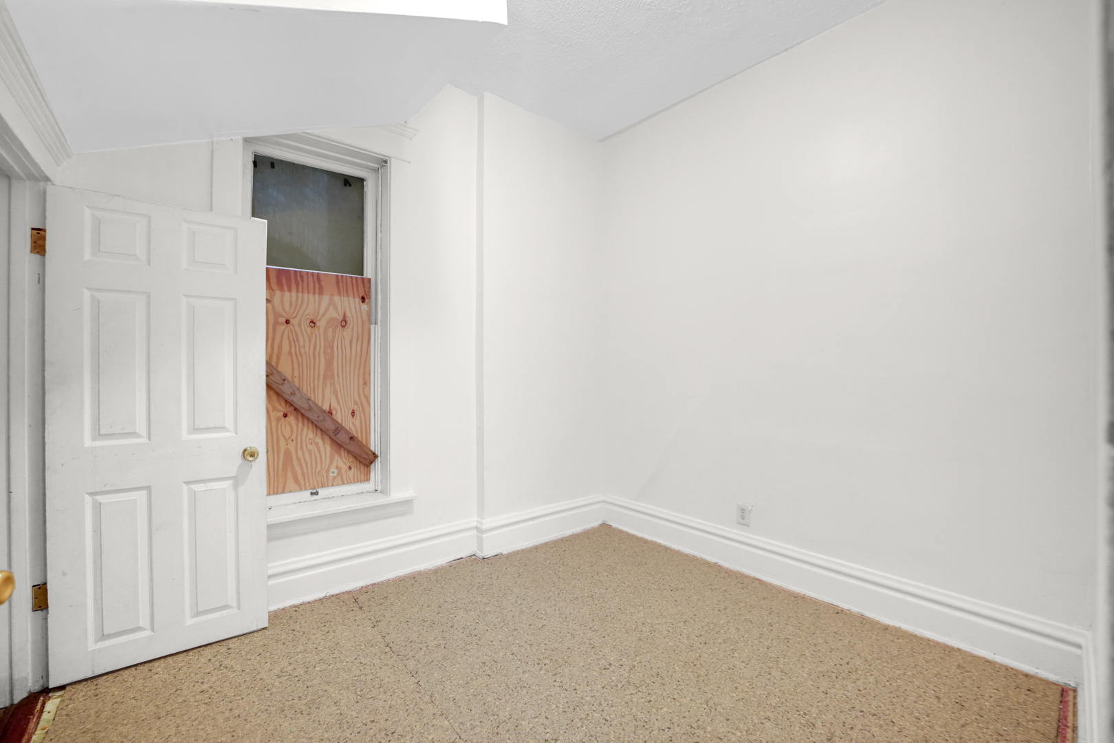 6045 South Peoria Street Chicago, IL 60621 - Photo 21 of 25 an empty room with a window