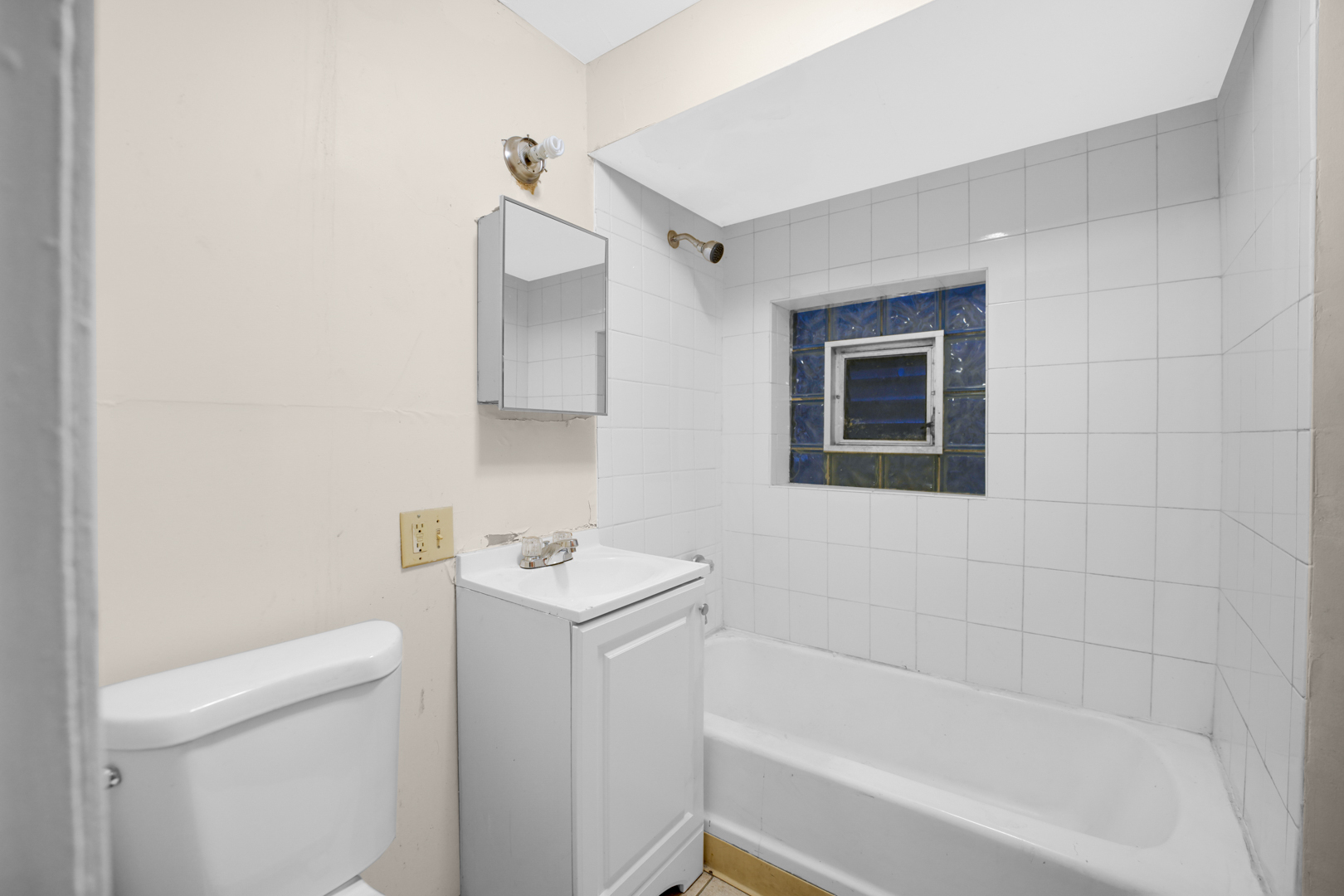 6045 South Peoria Street Chicago, IL 60621 - Photo 23 of 25 a bathroom with a sink toilet and bathtub