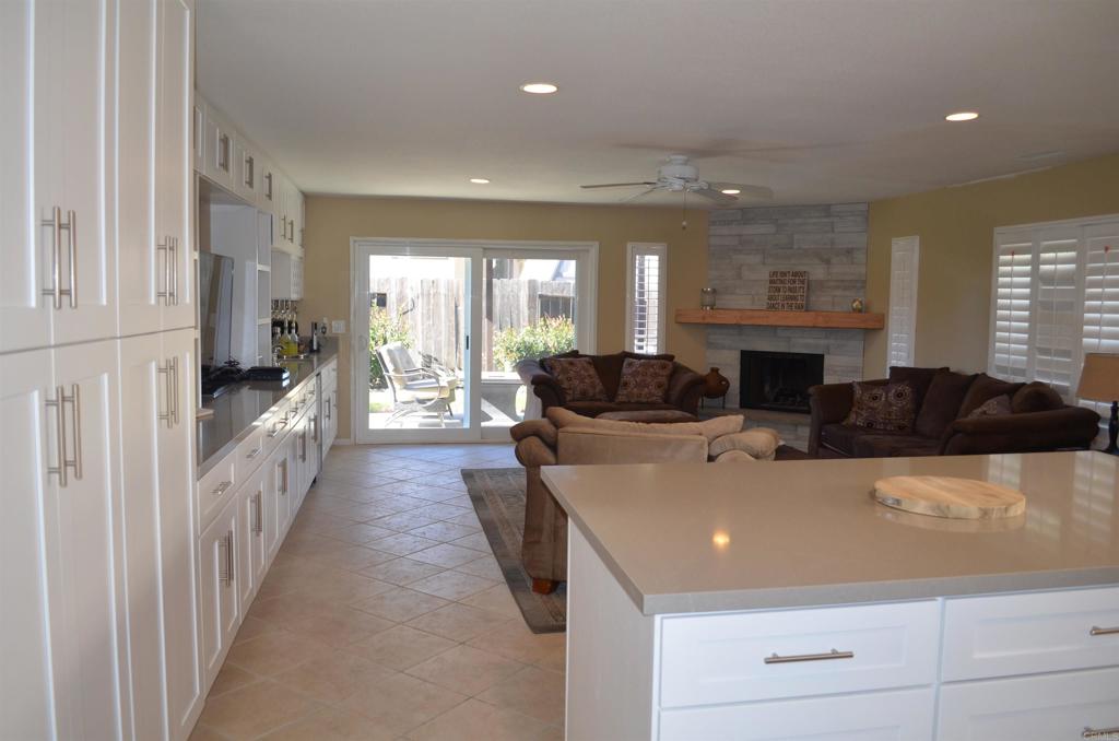 128 Roper Court Encinitas, CA 92024 - Photo 7 of 46 Gallery Image 7