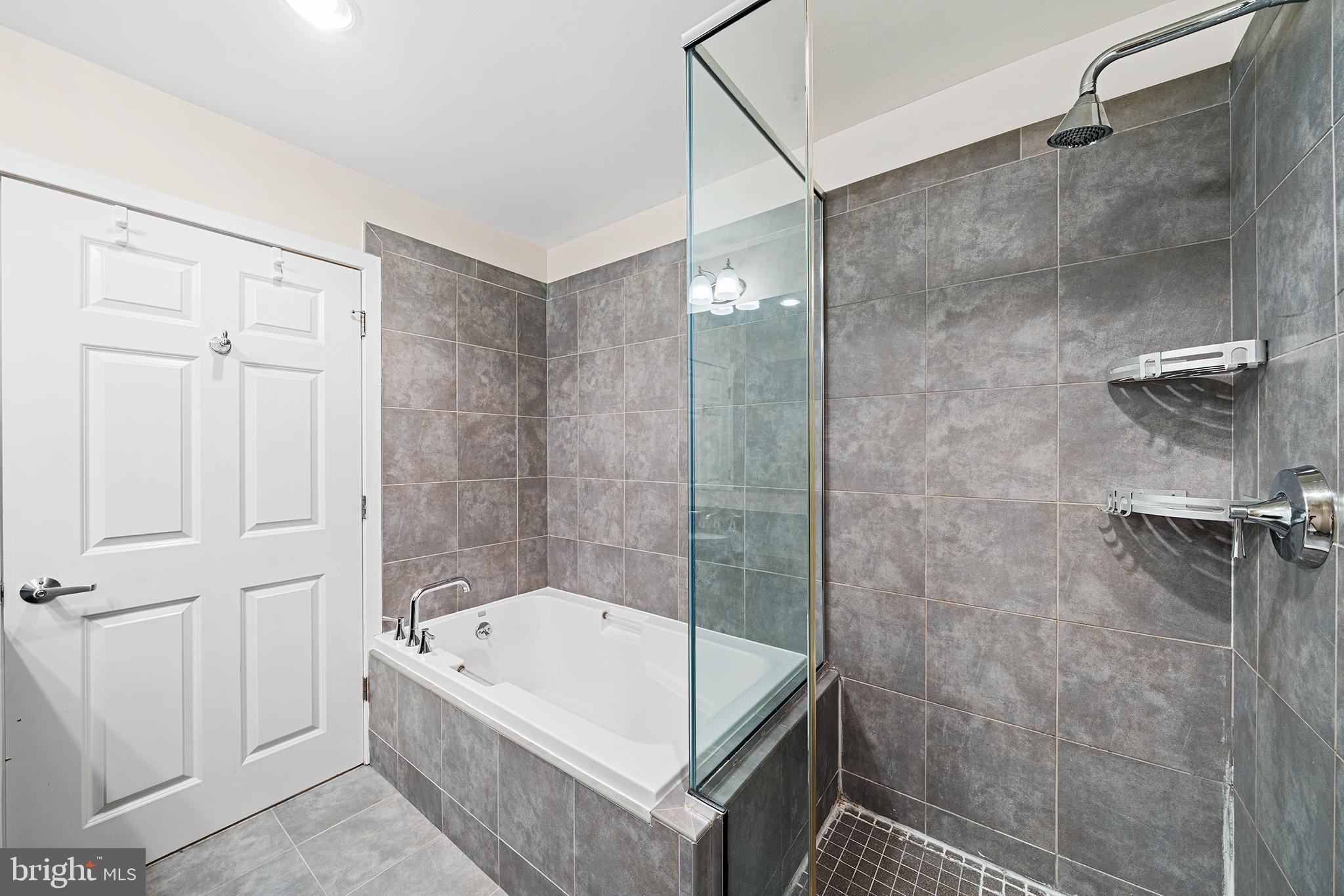 22 South Front Street, Unit 502 Philadelphia, PA 19106 - Photo 12 of 38 Full bathroom