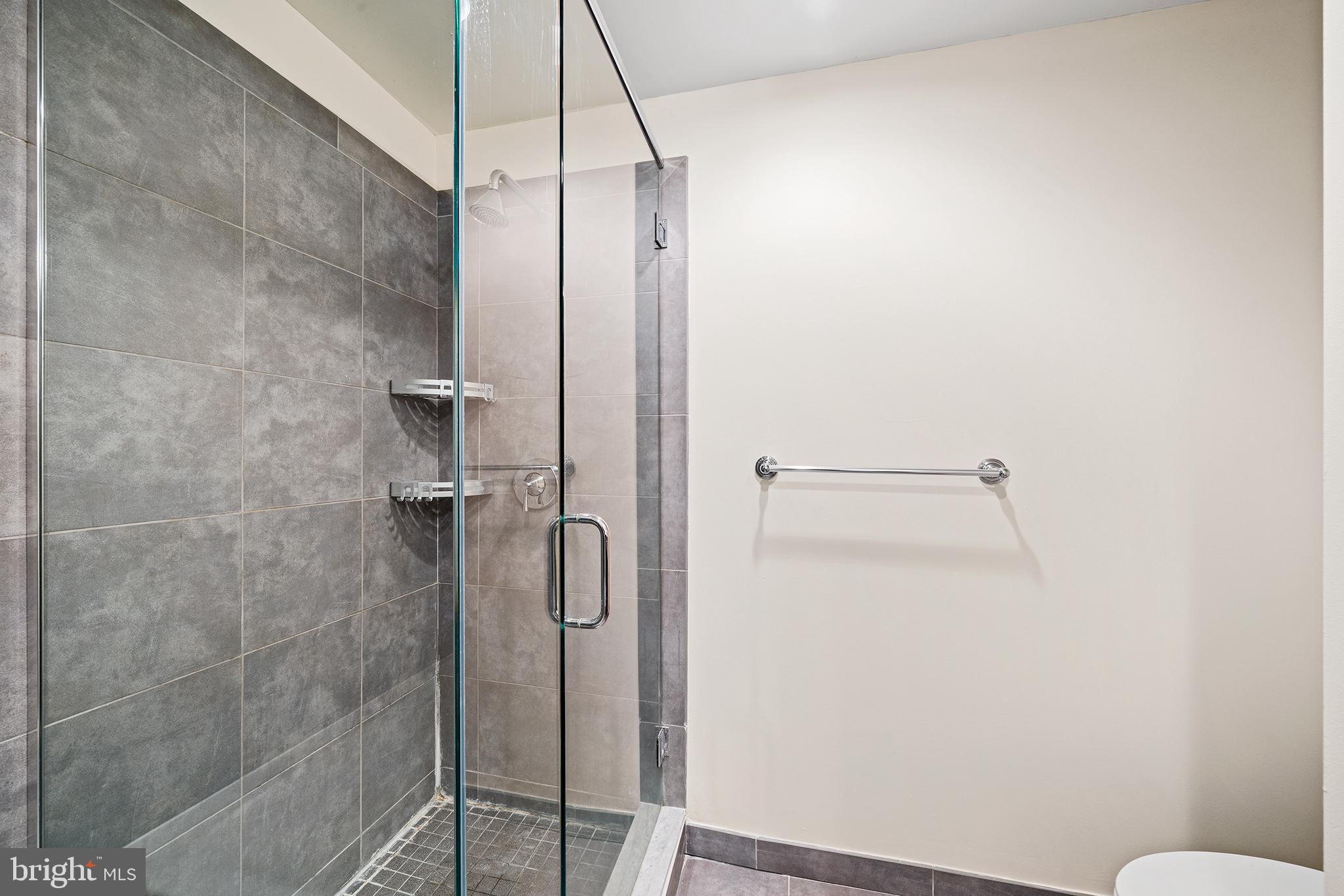 22 South Front Street, Unit 502 Philadelphia, PA 19106 - Photo 13 of 38 Full bathroom