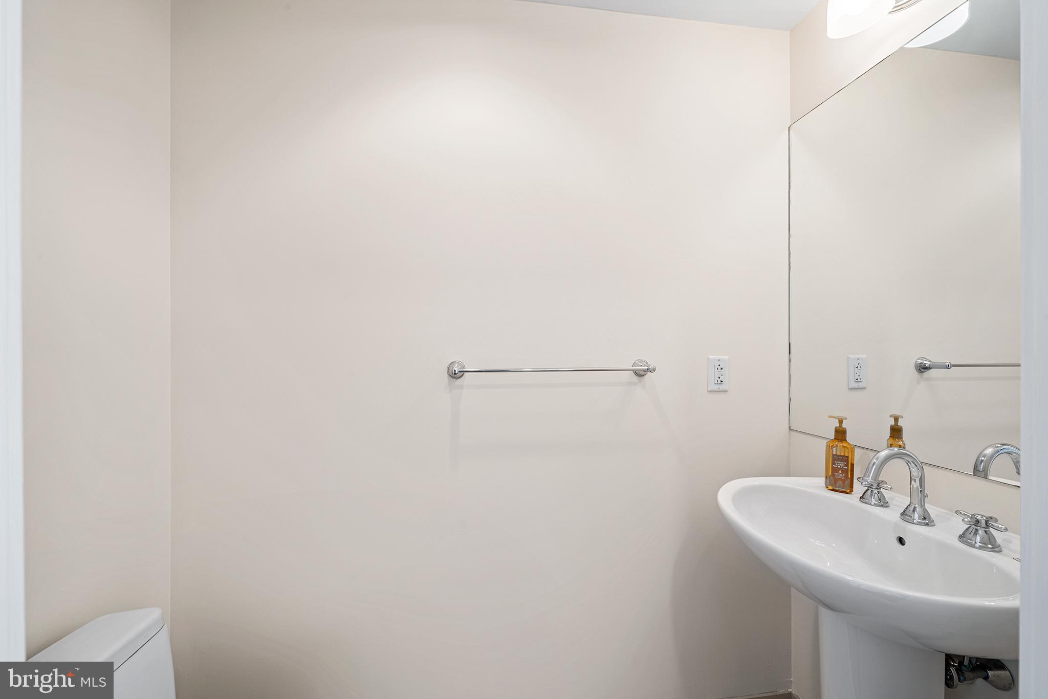 22 South Front Street, Unit 502 Philadelphia, PA 19106 - Photo 24 of 38