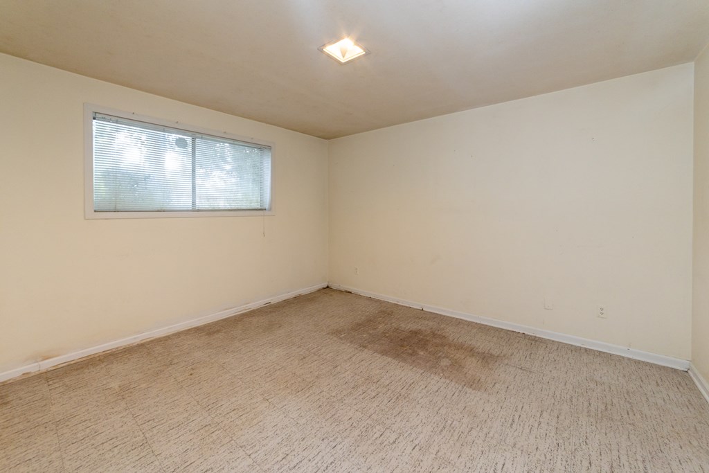 2724 Edgewood Road Columbus, GA 31906 - Photo 19 of 22 an empty room with a window