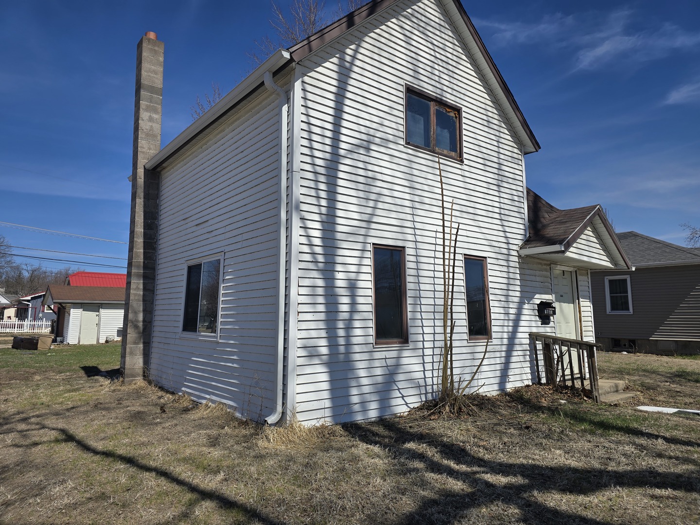 a view of a house with a yard