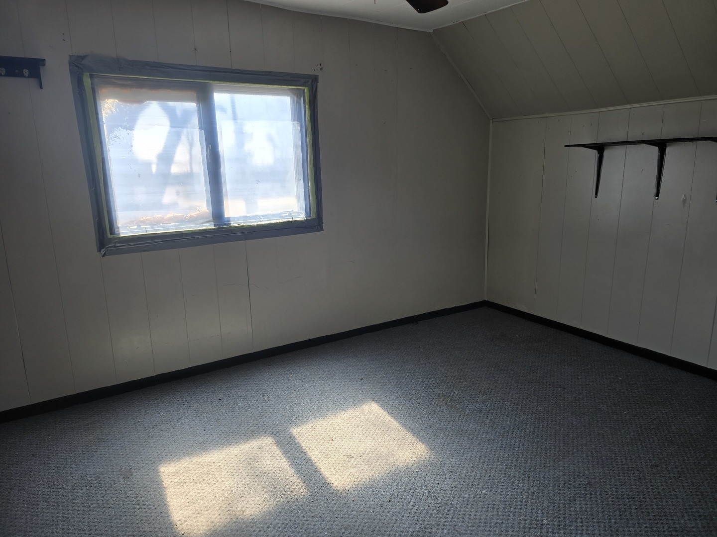 1003 15th Avenue Fulton, IL 61252 - Photo 4 of 7 a view of room and window