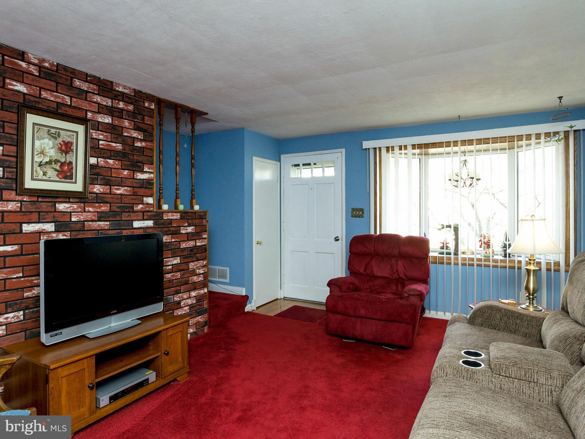 607 Aldworth Road Baltimore, MD 21222 - Photo 6 of 28 living room