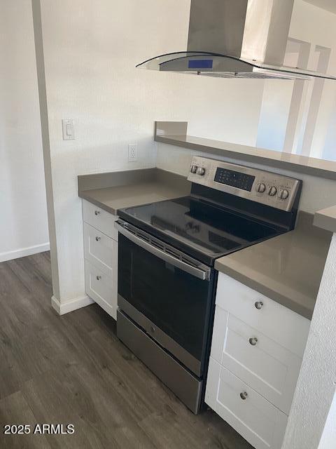 15 East Erie Drive Tempe, AZ 85282 - Photo 4 of 12 a stove top oven sitting inside of a kitchen