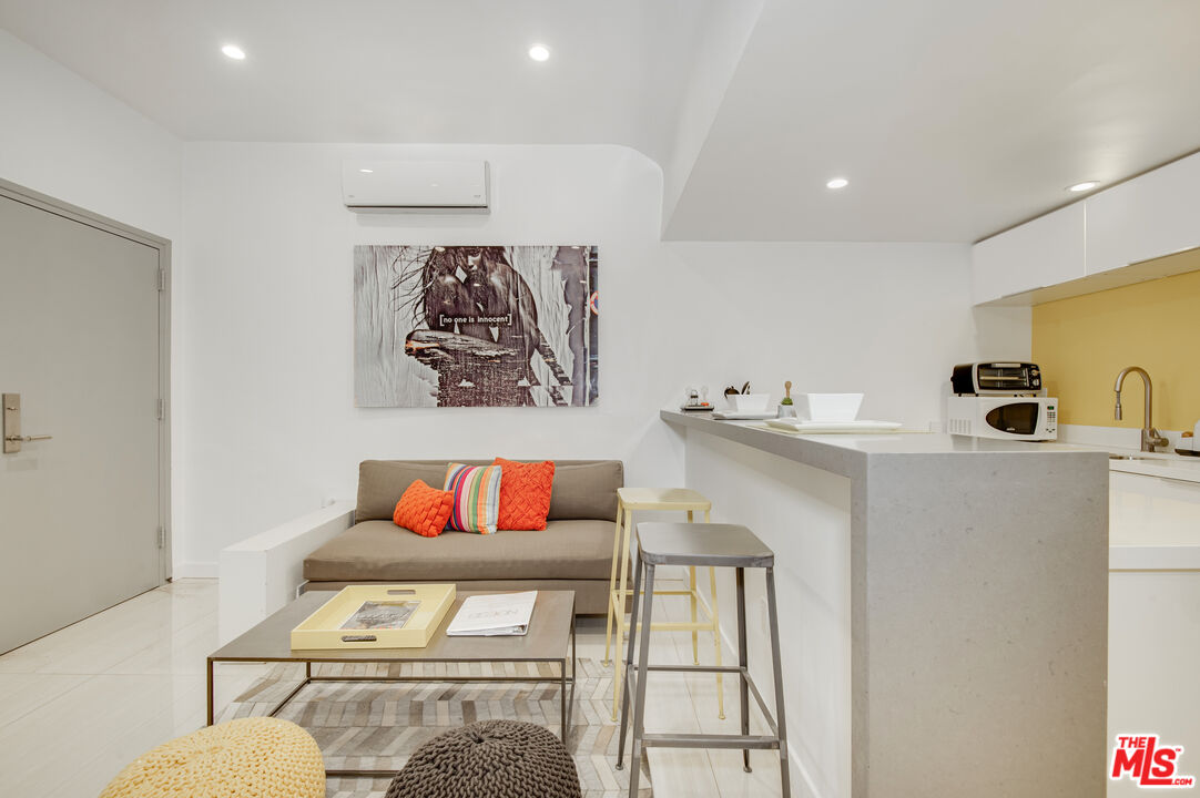 508 North Kings Road, Unit 5 West Hollywood, CA 90048 - Photo 3 of 8