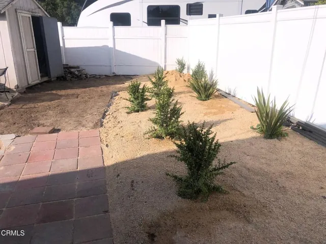 a view of a backyard