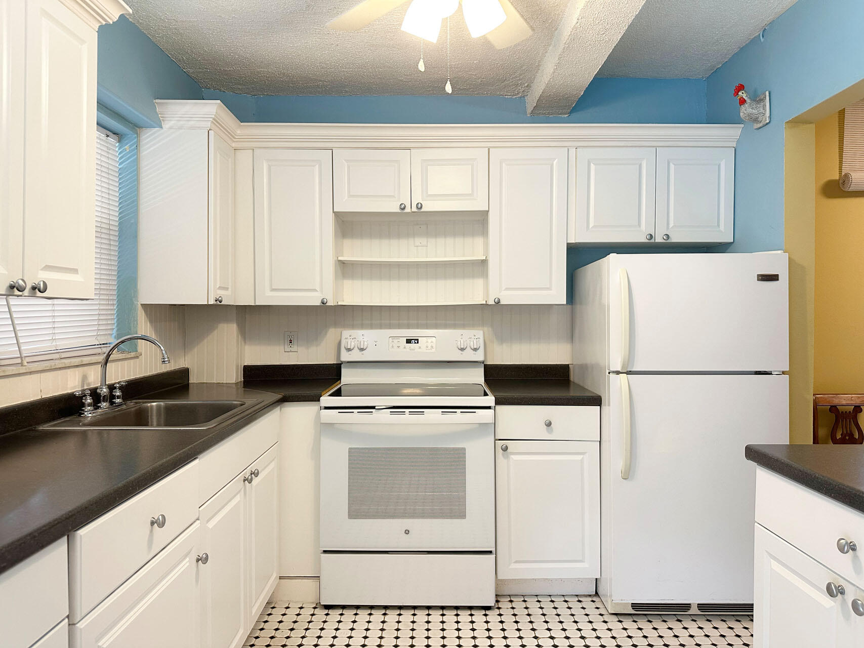 100 Royal Palm Way, Unit 2010 Boca Raton, FL 33432 - Photo 13 of 31 a kitchen with appliances a sink and cabinets