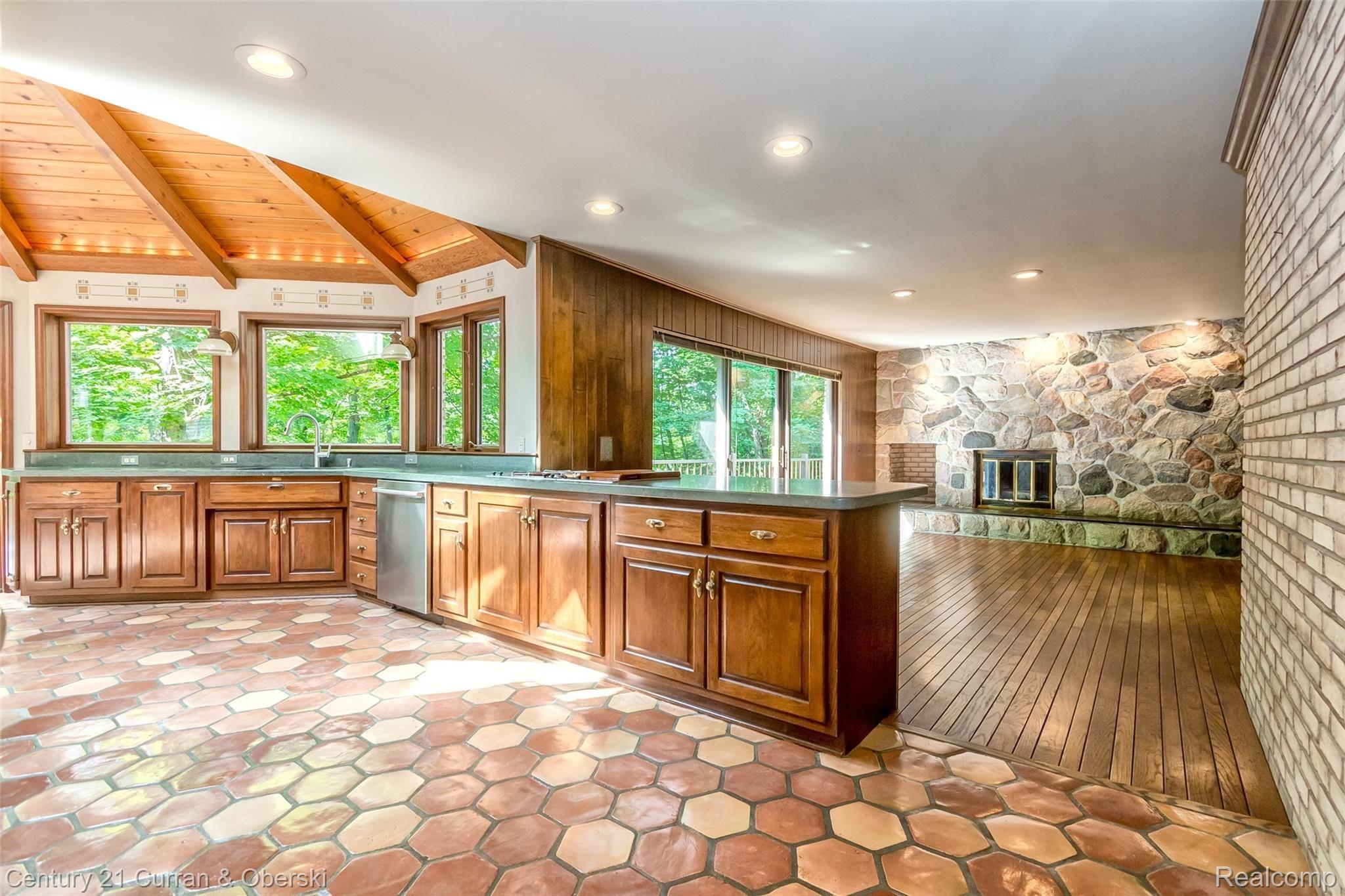 34400 Quaker Valley Road Farmington, MI 48331 - Photo 8 of 40 16.jpg