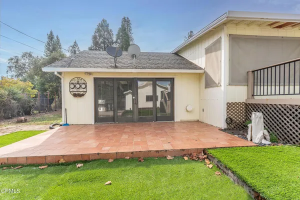 a view of a house with backyard