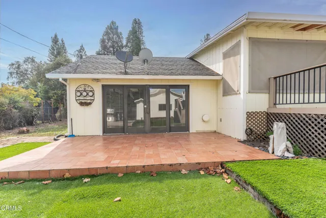 a view of a house with backyard