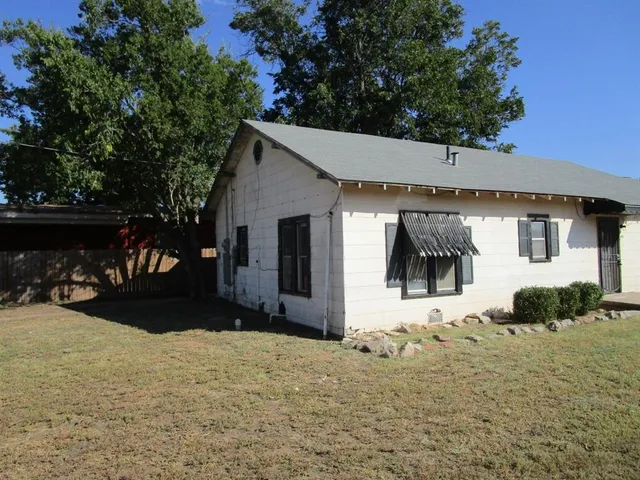 $55,000 | 402 3rd Street, Crowell, TX 79227