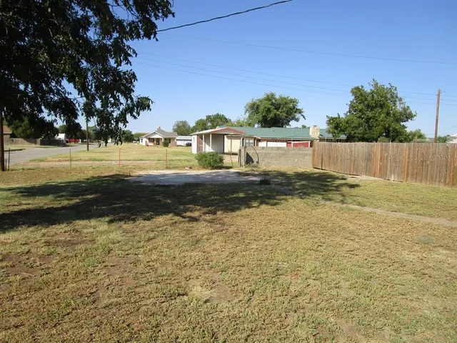 $55,000 | 402 3rd Street, Crowell, TX 79227