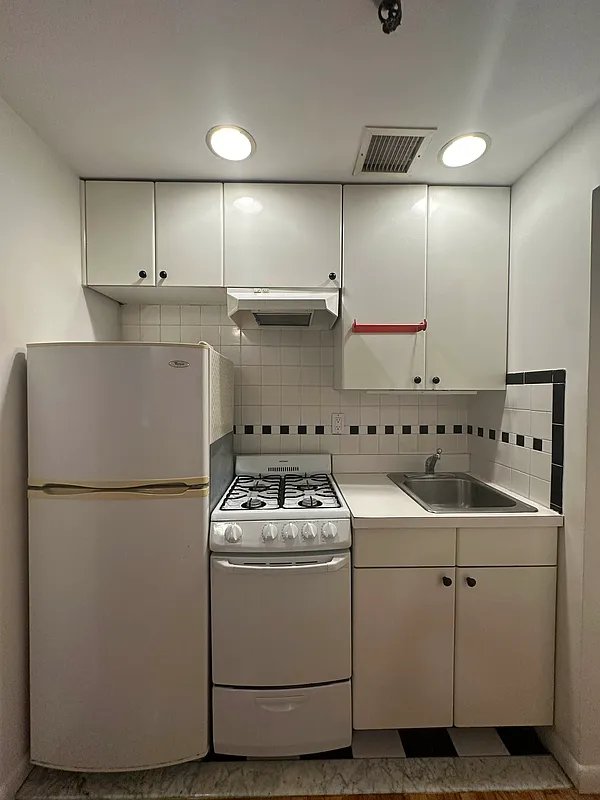 1321 3rd Avenue, Unit 4B Manhattan, NY 10021 - Photo 4 of 10 Photo 4