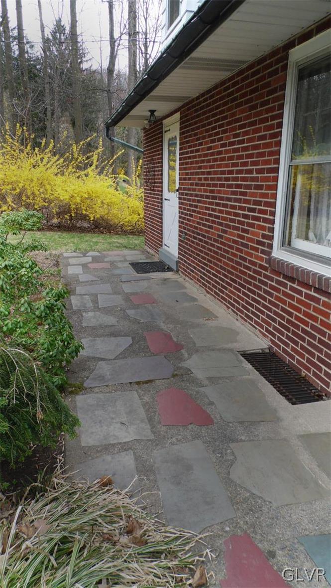 1327 Stonesthrow Road Bethlehem, PA 18015 - Photo 4 of 27 Gallery Image 4
