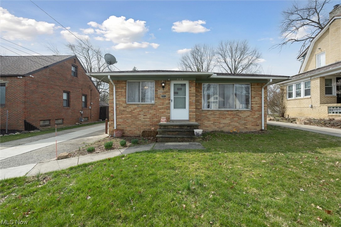 2123 Lorimer Road Cleveland, OH 44134 - Photo 2 of 23