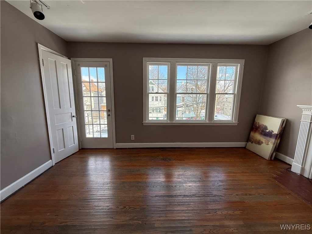 268 Sumner Place Buffalo, NY 14211 - Photo 4 of 31