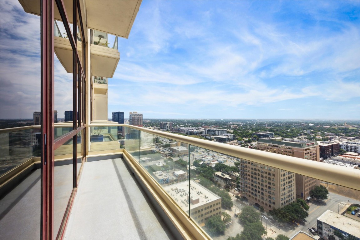 555 East 5th Street, Unit 2721 Austin, TX 78701 - Photo 10 of 33 a view of balcony with furniture