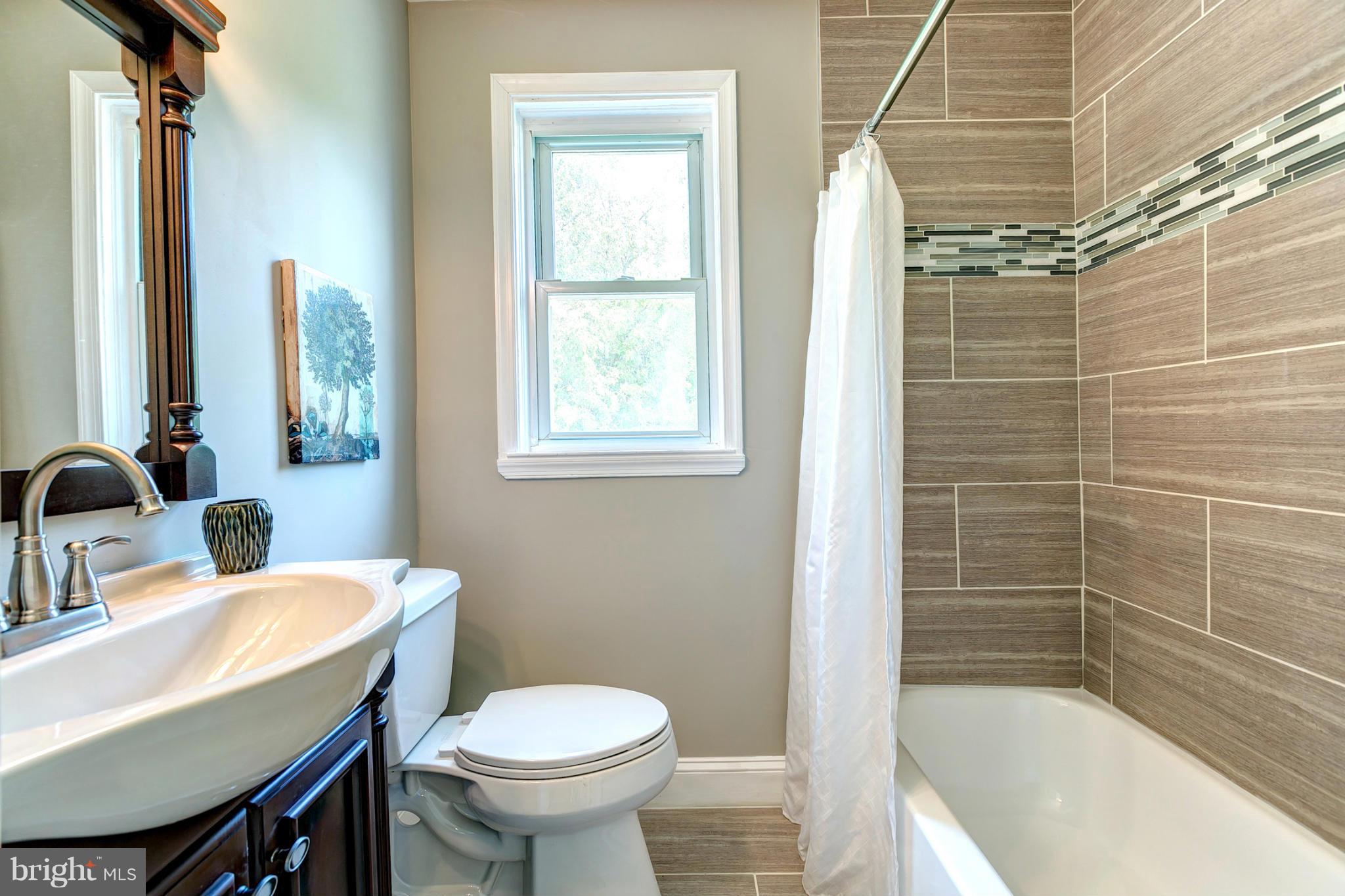 7412 Kirtley Road Baltimore, MD 21222 - Photo 18 of 30 Bath With Tub