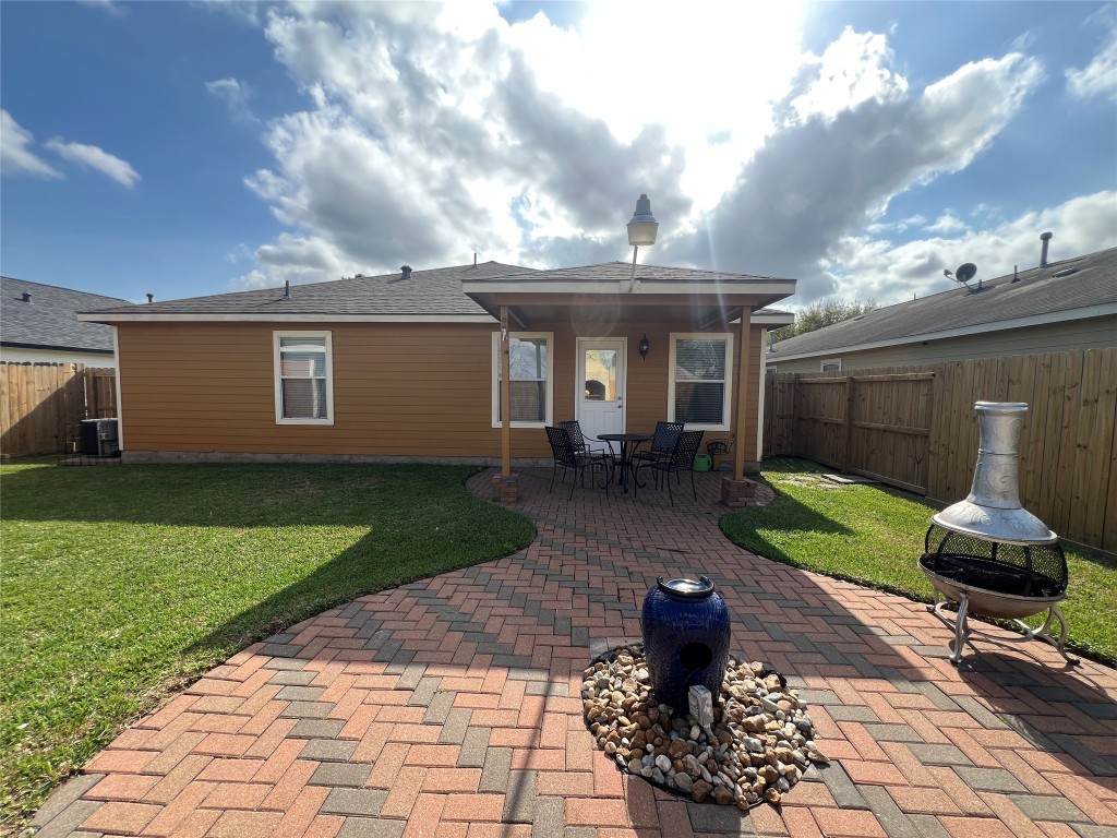 915 Wild Cotton Road Rosenberg, TX 77471 - Photo 30 of 38 a front view of a house with a garden and yard