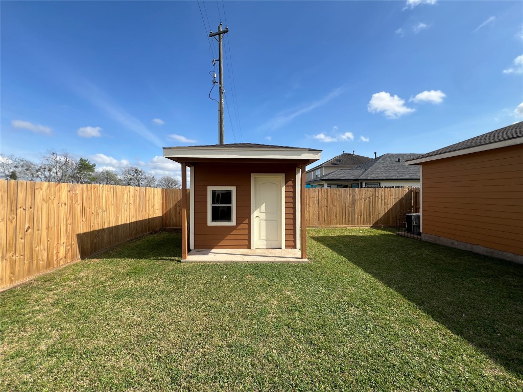 915 Wild Cotton Road Rosenberg, TX 77471 - Photo 36 of 38 a front view of a house with garden