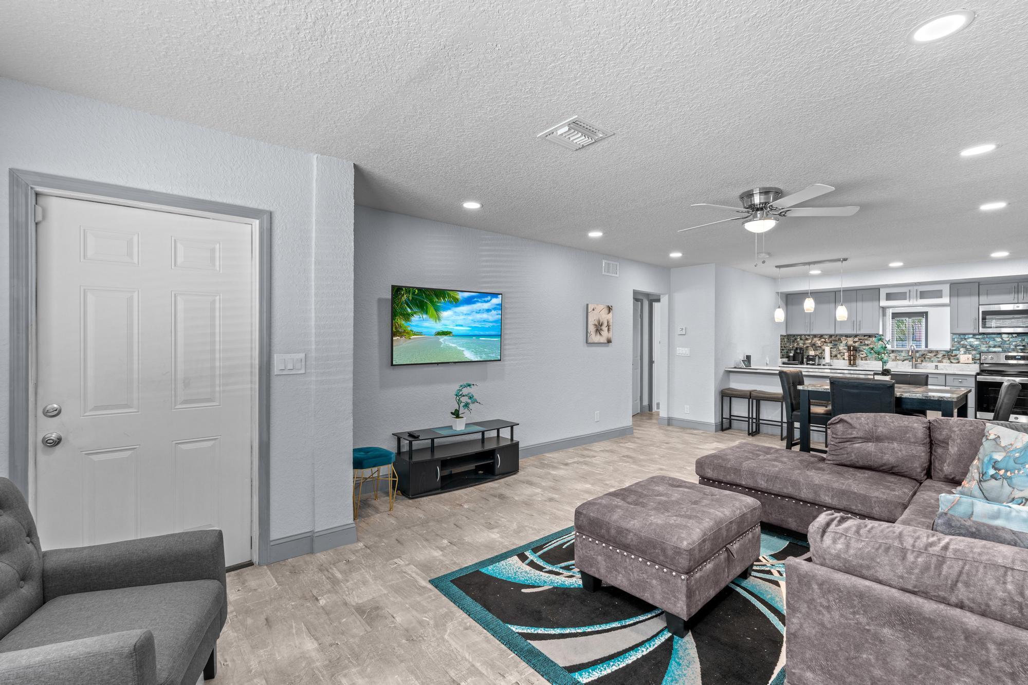 741 West 10th Street Riviera Beach, FL 33404 - Photo 4 of 30 Sitting area and Living
