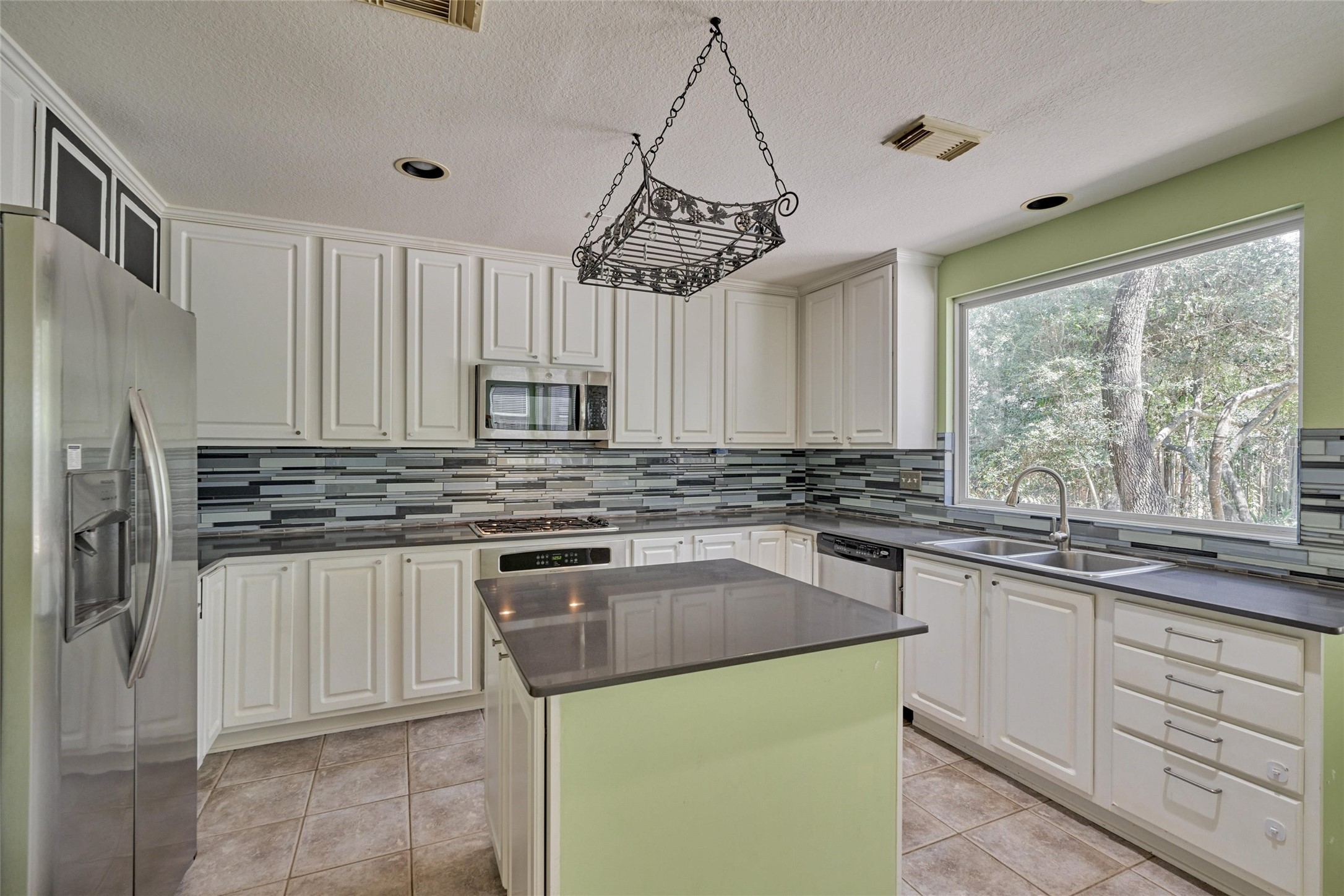 59 West Gaslight Place Spring, TX 77382 - Photo 21 of 47 Window over sink out to backyard and pool.