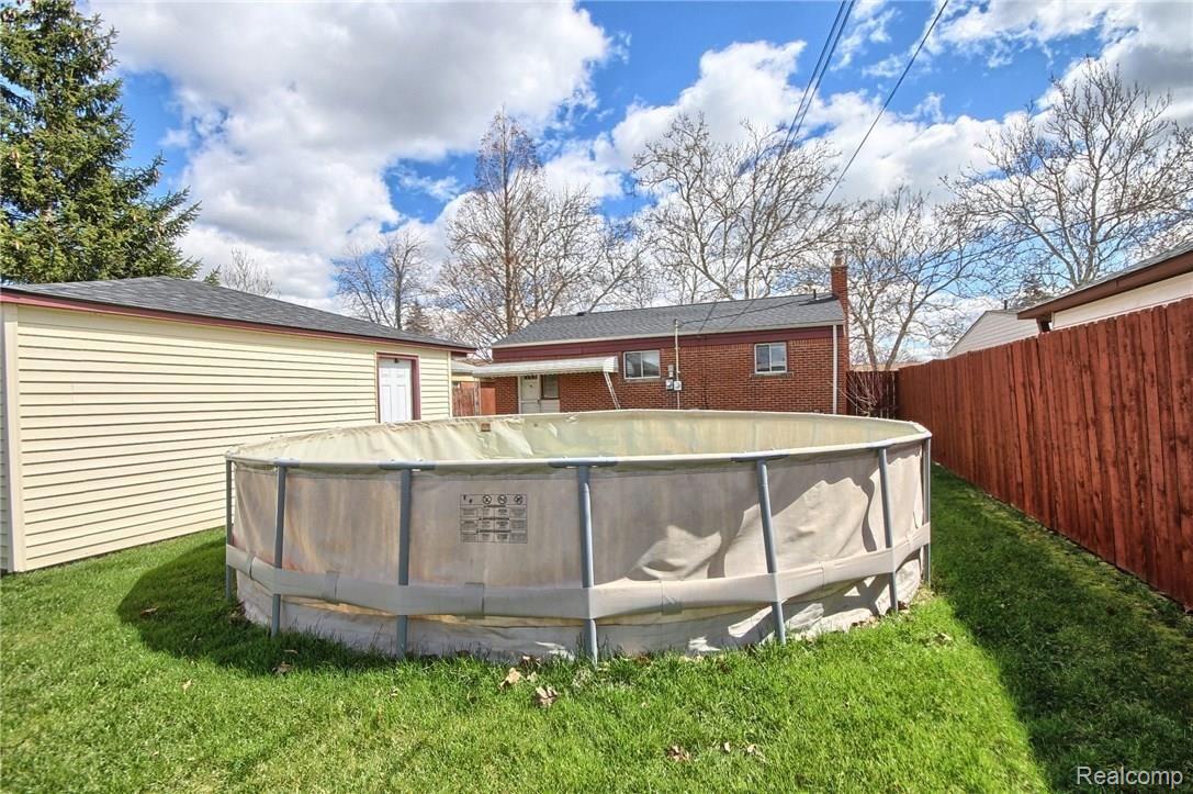 15760 Selwyn Road Southgate, MI 48195 - Photo 29 of 31 Backyard 3rd View.jpg