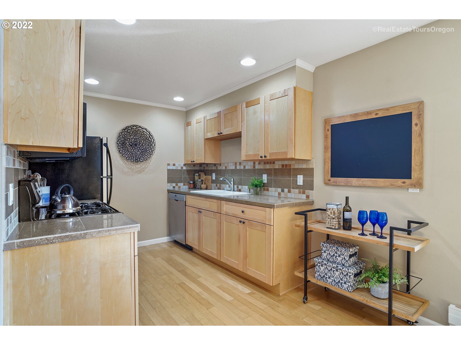 3925 Southwest Multnomah Boulevard, Unit 106 Portland, OR 97219 - Photo 7 of 25 Gallery Image 7