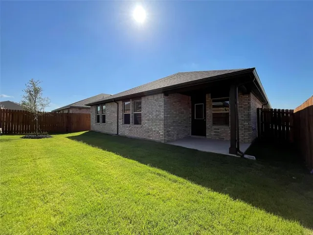 a view of a house with backyard and garden