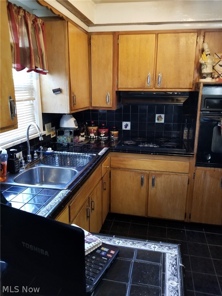 3079 Becket Road Cleveland, OH 44120 - Photo 6 of 28