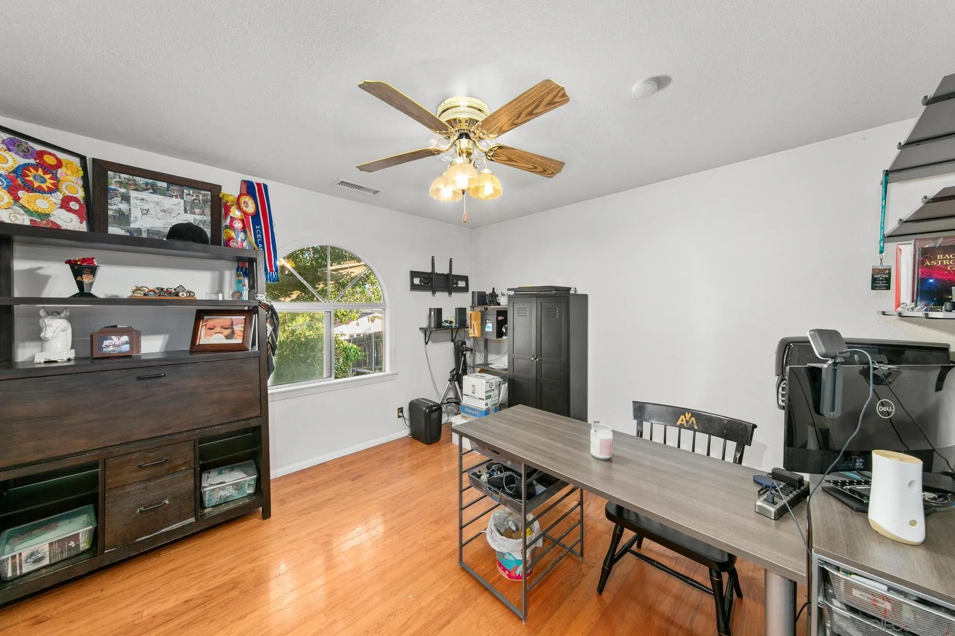 23849 Gymkhana Road Ramona, CA 92065 - Photo 35 of 57 a living room with furniture and flat screen tv