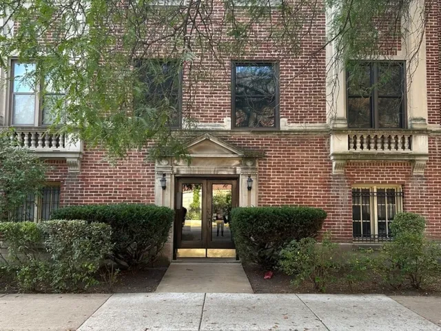 $240,000 | 1155 East Hyde Park Boulevard, Unit 2F, Chicago, IL 60615