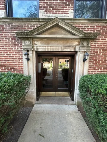 $240,000 | 1155 East Hyde Park Boulevard, Unit 2F, Chicago, IL 60615