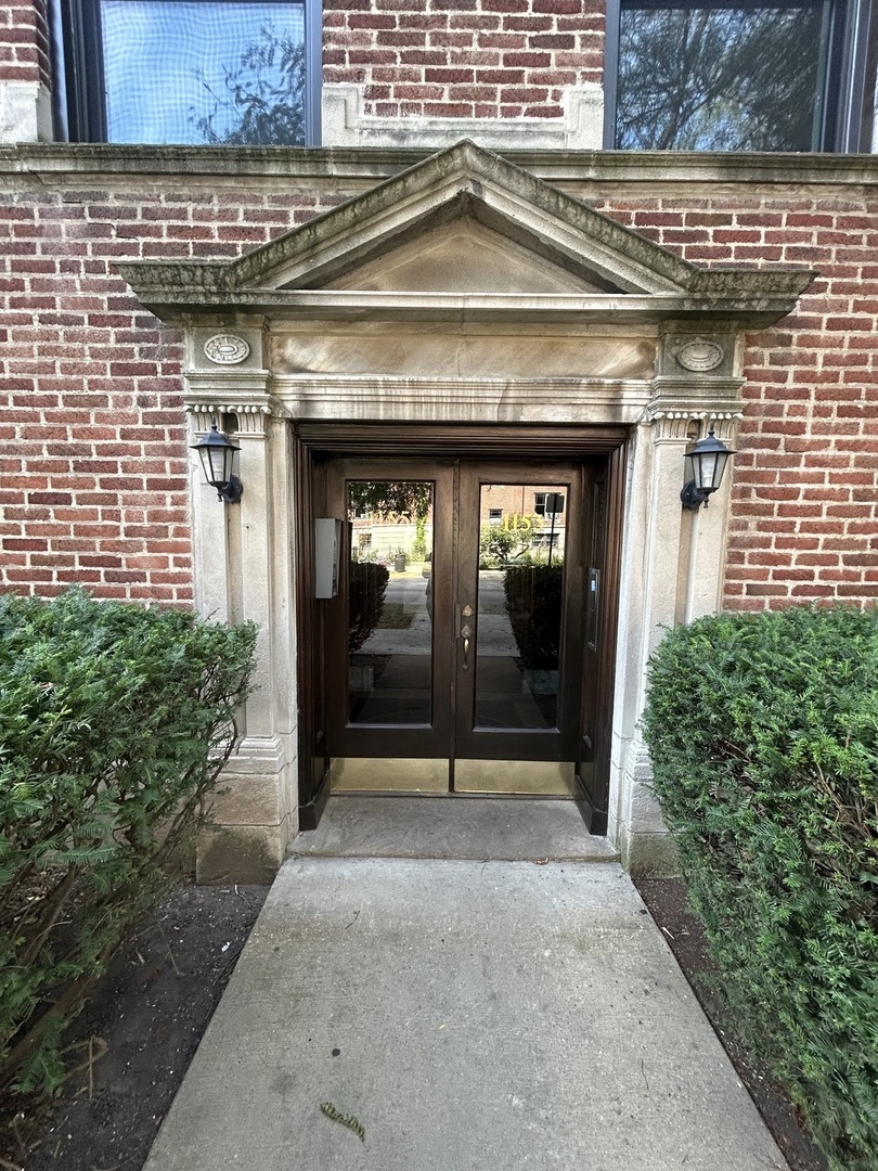 1155 East Hyde Park Boulevard, Unit 2F Chicago, IL 60615 - Photo 4 of 34