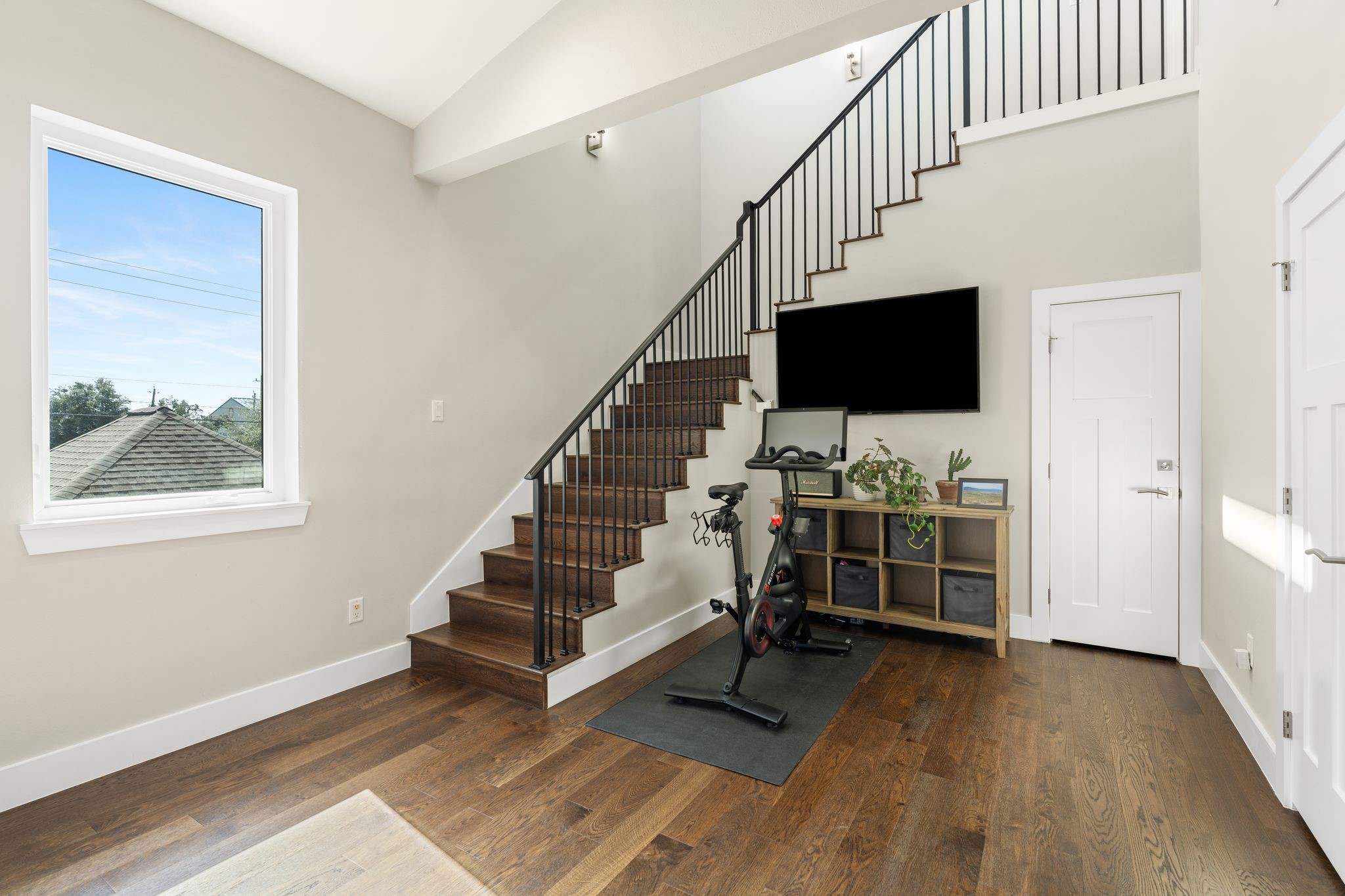 807 Nicholson Street Houston, TX 77007 - Photo 15 of 30 Upstairs, a versatile flex space opens on the second floor — ideal for a home gym, office, or additional living area — located between the primary and secondary bedrooms.