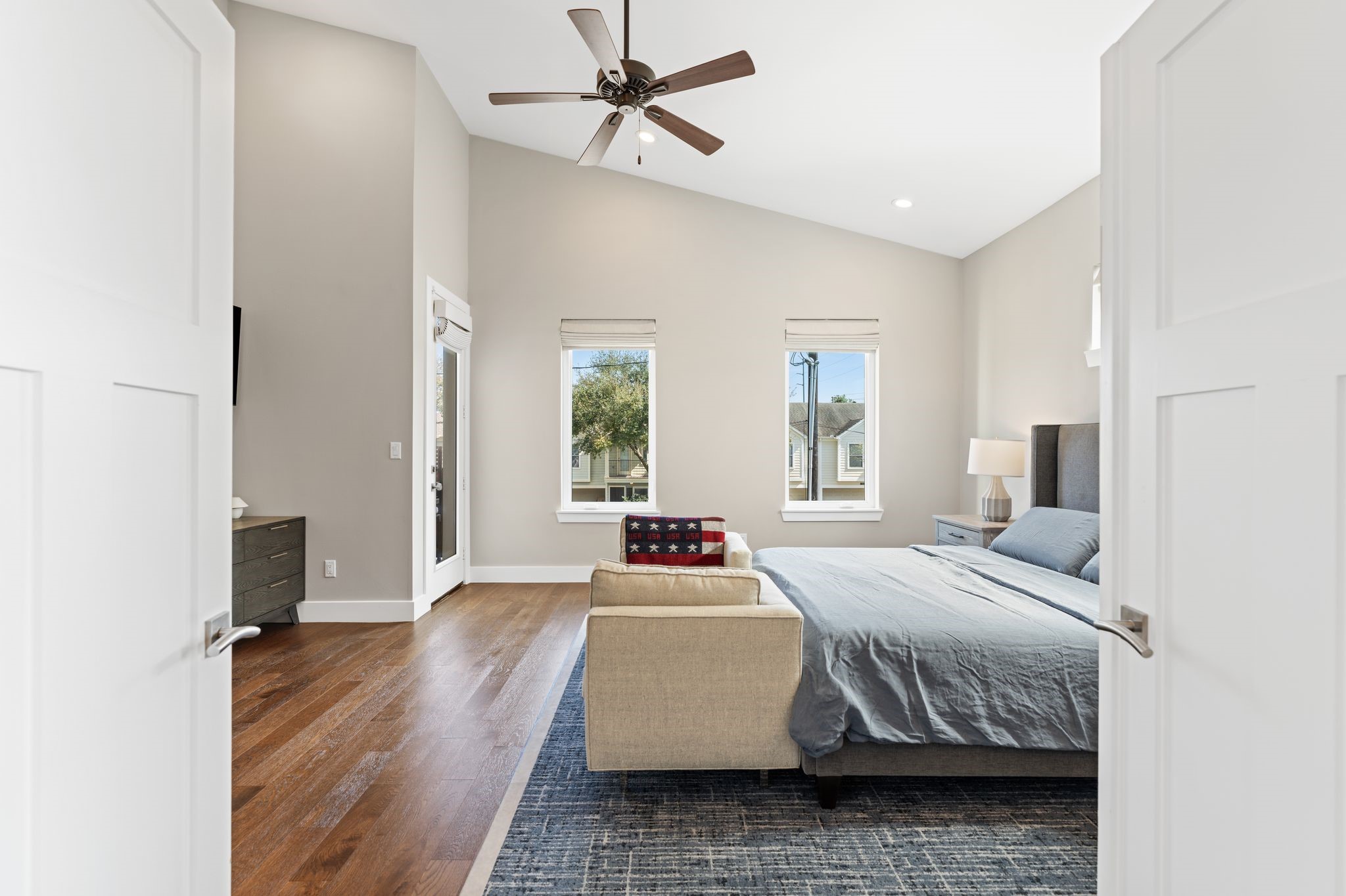 807 Nicholson Street Houston, TX 77007 - Photo 16 of 30 The homes expansive primary suite offers a serene and private retreat.