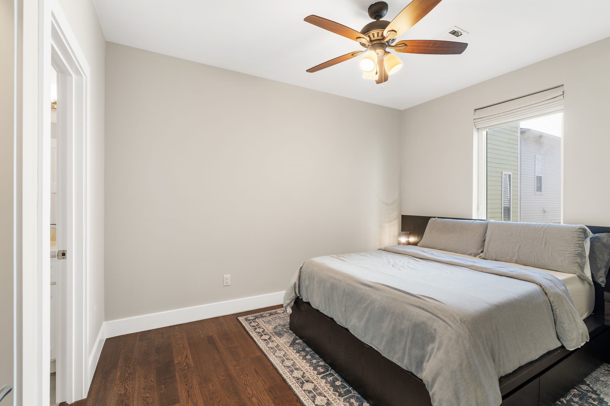 807 Nicholson Street Houston, TX 77007 - Photo 23 of 30 The second-floor secondary bedroom offers comfort and privacy, complete with a dedicated ensuite bath.