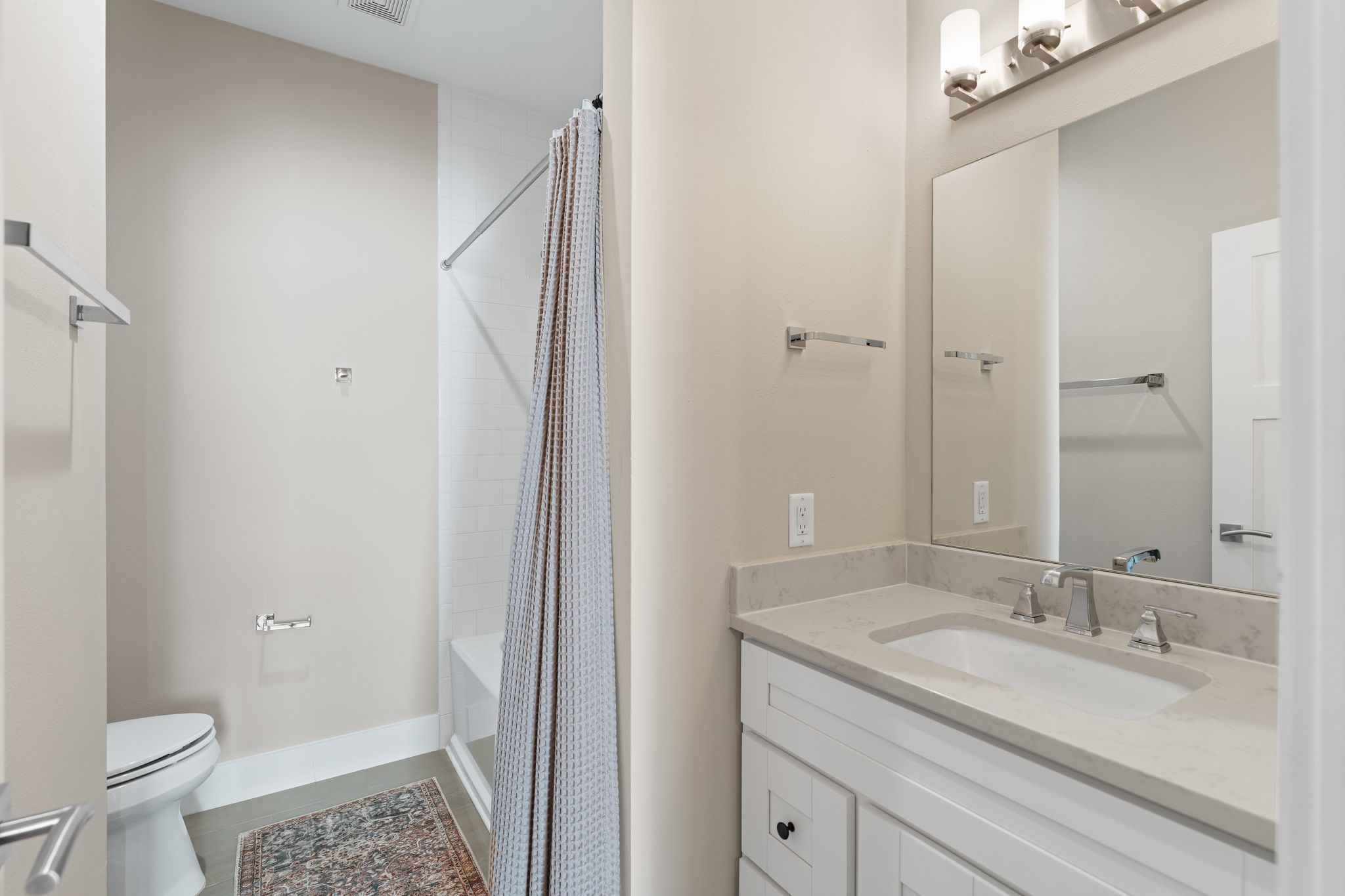 807 Nicholson Street Houston, TX 77007 - Photo 24 of 30 The ensuite bath features a shower-tub combination and a well-appointed vanity.