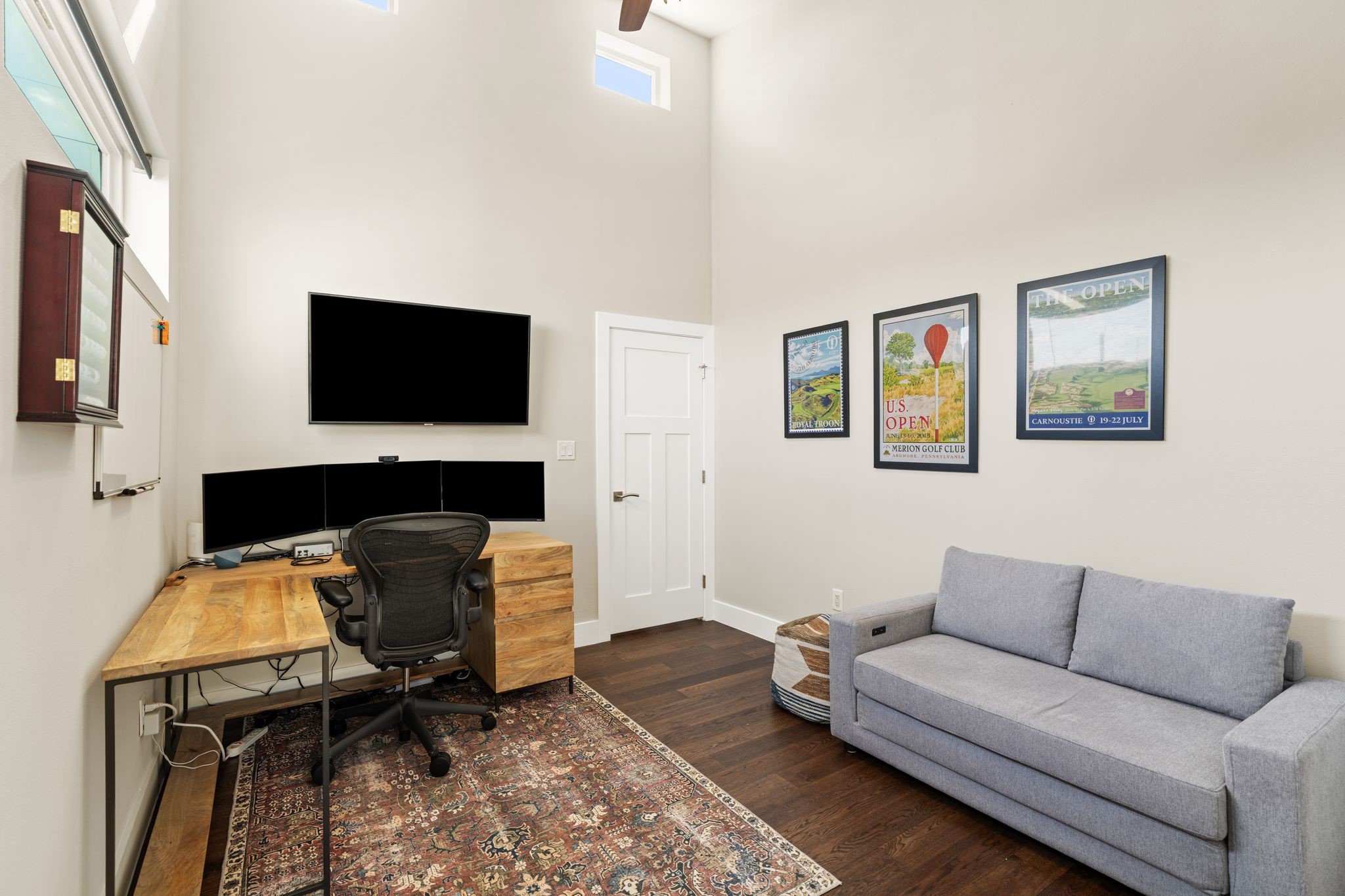 807 Nicholson Street Houston, TX 77007 - Photo 26 of 30 Occupying the third level, the private versatile third bedroom easily functions as a private office, media room, or flex space.